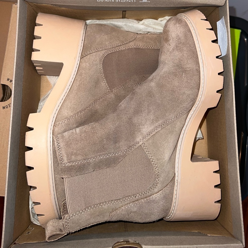 Dolce Vita Halina boot. Color Taupe Suede. Size 10